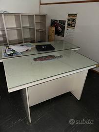 Scrivania da ufficio con piano in vetro