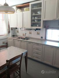 Cucina ad angolo legno bianco a vena visibile