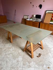 Scrivania in vetro con cavalletti in legno