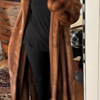 Pelliccia visone con cappuccio e spacchi