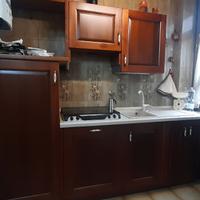 Cucina con pensili  in ciliegio