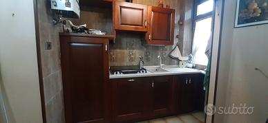 Cucina con pensili  in ciliegio