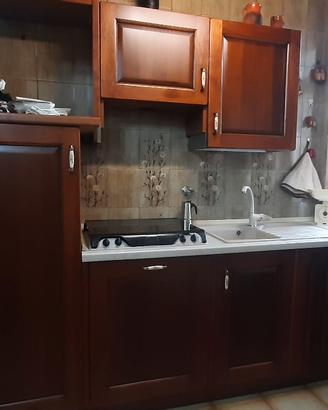 Cucina con pensili  in ciliegio