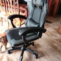 Sedia da gaming nera e grigia