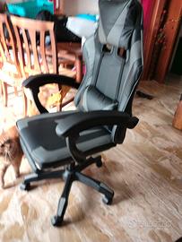 Sedia da gaming nera e grigia