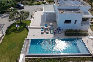 Villa moderna con piscina a sfioro, max 6 persone