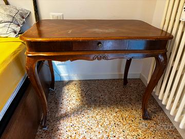 Tavolo con cassetto