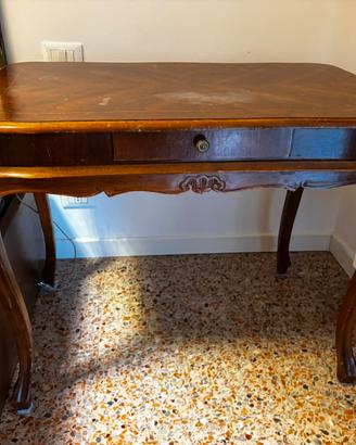 Tavolo con cassetto