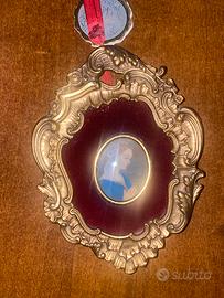 Minuatura in metallo placcato oro