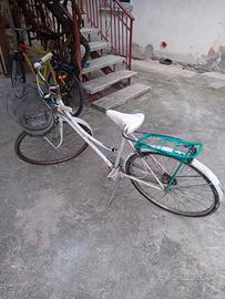 bici bianca con campanello