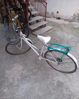 bici bianca con campanello