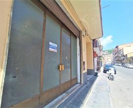 Locale fronte strada rif 31057