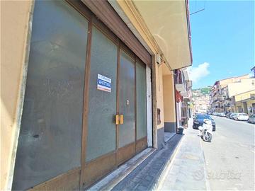 Locale fronte strada rif 31057