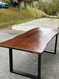 Tavolo in legno scortecciato
