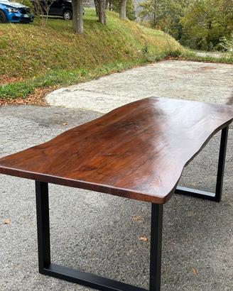 Tavolo in legno scortecciato