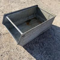 Contenitore a bocca di lupo in metallo