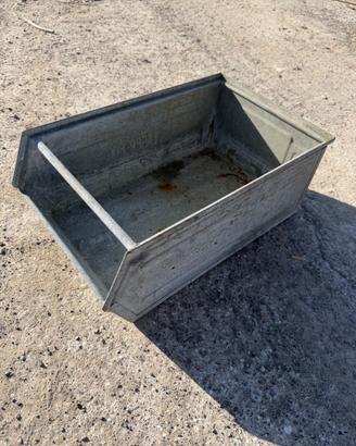 Contenitore a bocca di lupo in metallo