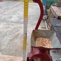 Mulino manuale per granaglie  vintage