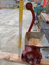 Mulino manuale per granaglie  vintage