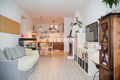 PORZIONE DI BIFAMILIARE CON AMPIO GIARDINO