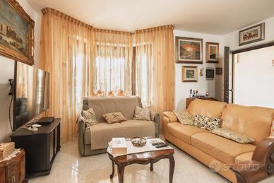 Villa su tre livelli con giardino