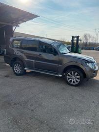 Disponibili ricambi Mitsubishi Pajero V80.