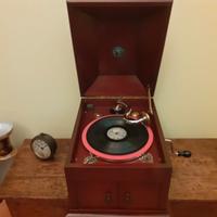 Grammofono SATURN dedicato a personaggio .....