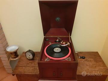 Grammofono SATURN dedicato a personaggio .....