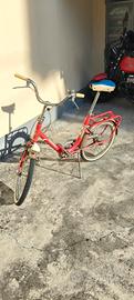 Bicicletta pieghevole rossa