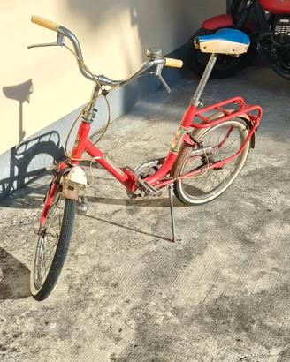 Bicicletta pieghevole rossa