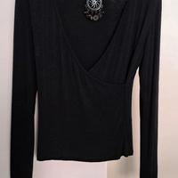 Maglietta a V con ciondolo e colletto alto