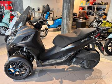 Piaggio MP3 300 hpe Black Edition. Si guida con PA