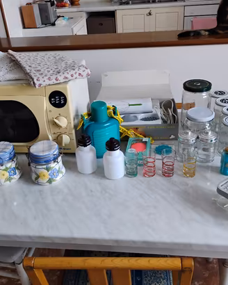 accessori per cucina e vasi in blocco 