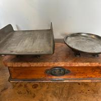 Bilancia a due piatti