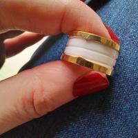 Anello acciaio dorato e simil ceramica 