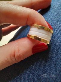 Anello acciaio dorato e simil ceramica 