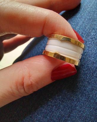 Anello acciaio dorato e simil ceramica 