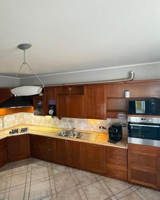 Cucina in ciliegio con elettrodomestici