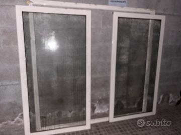 Finestra alluminio vetro retinato 178x174 cm