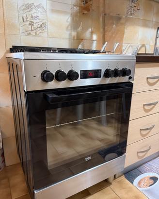Cucina con forno multifunzione Beko