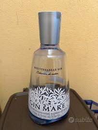 Bottiglia di gin mare vuota
