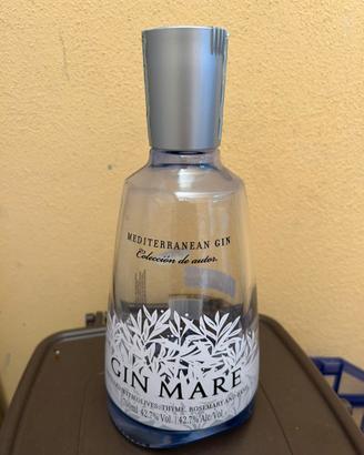 Bottiglia di gin mare vuota