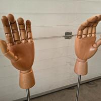 Coppia mani snodate porta gioielli con piedistallo