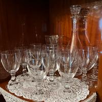 Servizio bicchieri con caraffa e bottiglia