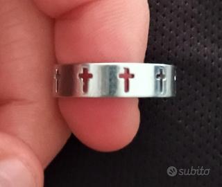 Anello in acciaio con croci
