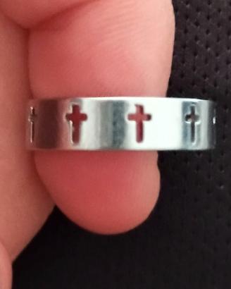 Anello in acciaio con croci