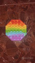Pop it arcobaleno a forma di esagono 