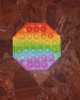 Pop it arcobaleno a forma di esagono 