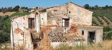 Rustico e terreno edificabile