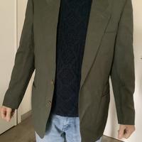 Completo elegante uomo verde oliva